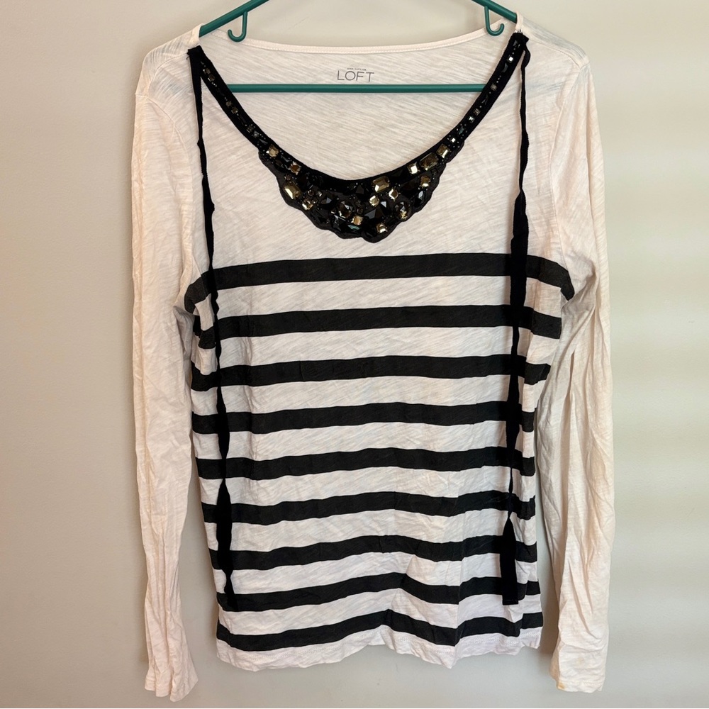 ✨ Ann Taylor LOFT Embellished Stripe Top (M) – Unique & Full of Sparkle! 🖤🤍